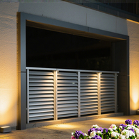 Clôture de balcon extérieure moderne et durable en alliage d'aluminium blanc, panneaux sculptés, barreaux, résistante à la rouille, avec éclairage solaire CE