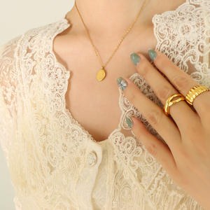 Collana in Acciaio Inossidabile Personalizzata con Nome Inciso, Ciondolo Ovale Irregolare Placcato Oro 18K per Regalo da Donna - Product Image 4