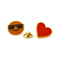 Vente en gros de petites épingles en résine époxy avec sourire en forme de cœur plaqué or 2d 3D épinglettes pour souvenirs
