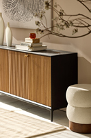 Buffet moderne Japandi en chêne massif et bois d'orme, grand meuble de rangement cannelé bicolore noir pour salon