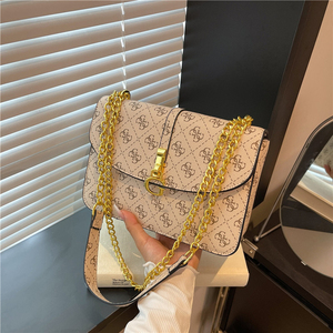 Bolso bandolera Chain <span class=keywords><strong>Guess</strong></span> <span class=keywords><strong>con</strong></span> diseño clásico de monograma, un bolso cruzado versátil. - Product Image 6