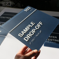 Panneau en acrylique personnalisé EZD avec texte tactile en relief pour l'identification des pièces des bâtiments commerciaux