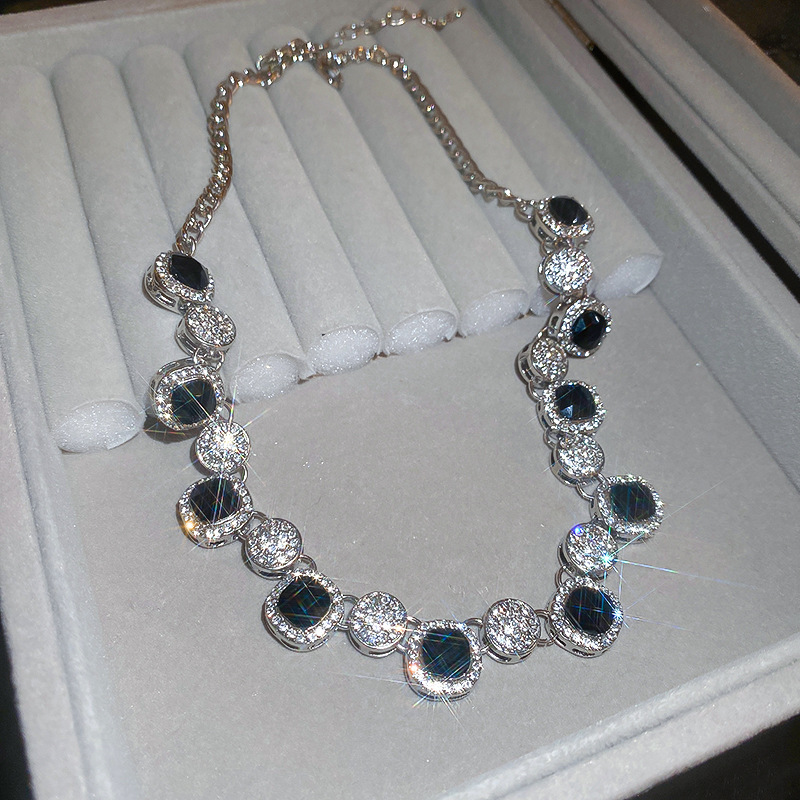 7 collier-noir-carré-argent