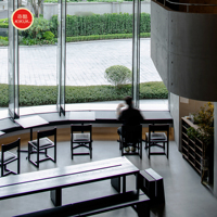 Ensemble de table et de chaises de bar en bois moderne sur mesure pour hôtel, café, salle à manger