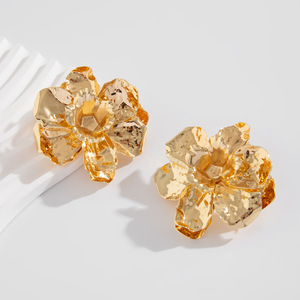 2025 New Arrival Thời Trang Bán Buôn New Hàn Quốc Giá Rẻ Kim Loại 3D Chunky Hoa Bông Tai Lớn Vàng Hoa Vàng Thả Bông Tai Cho Phụ Nữ - Product Image 5