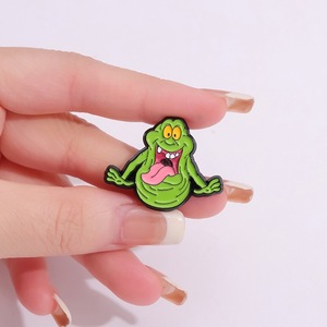 Broche de Solapa Personalizado de Metal Esmaltado con Diseño Divertido de los Cazafantasmas, Color Verde, con Forma de Fantasma Líquido - Product Image 3