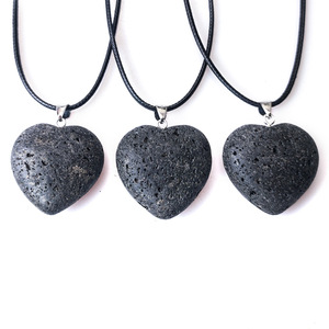 Collar con colgante de piedra volcánica negra, en forma de corazón, fabricante mayorista de joyería Chul. - Product Image 1