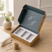 Boîte d'expédition en kraft avec logo personnalisé, intérieur vert foncé, imprimé botanique, emballage en carton ondulé pour soins de la peau, cosmétiques, beauté