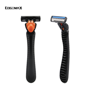 EdgeMax BIC3 Rasoir jetable confortable pour hommes, 1 poignée en caoutchouc et 12 recharges avec système à triple lame pour le visage et le corps - Product Image 2
