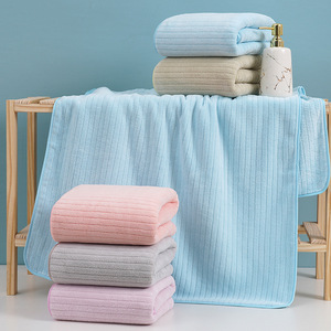 Serviette de bain rayée en polaire corail 140x70cm, serviette de plage à séchage rapide pour hommes, femmes et enfants - Product Image 1