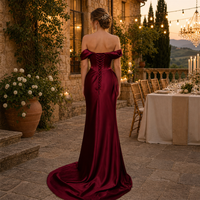 Robe de soirée sirène sur mesure en satin bordeaux, épaules dénudées, manches drapées, longueur ras du sol, vente en gros