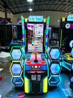 Machine de jeu vidéo de tir simulateur Gun King de 50 pouces à monnayeur, avec armoire à cadeaux à 6 compartiments et système de rédemption de prix lumineux pour divertissement