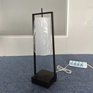 Lampe d'hôtel personnalisée, suite king-size contemporaine à deux chambres chez Candlewood Suites, lampes de bureau à abat-jour en tissu avec alimentation secteur - Product Image 4