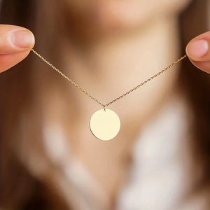 Collana con Ciondolo Rotondo in Acciaio Inossidabile Placcato Oro 18K, Trendy Unisex, Regalo per <span class=keywords><strong>Amanti</strong></span> <span class=keywords><strong>e</strong></span> <span class=keywords><strong>Amici</strong></span>, Natale <span class=keywords><strong>e</strong></span> Compleanno - Product Image 1