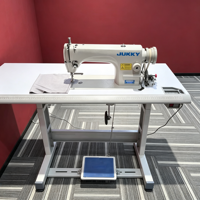 Machine à coudre à point noué à aiguille simple haute vitesse 8700, avec table réglable manuellement en hauteur, support et moteur servo de couture.