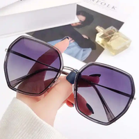 Vente en gros de lunettes de soleil rectangulaires tendance UV400 avec logo personnalisé et surdimensionné populaires pour femmes