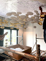 Grand lustre moderne en or et blanc, luminaire suspendu sculptural en forme de vague pour hall d'hôtel, atrium, plafond haut, projets commerciaux