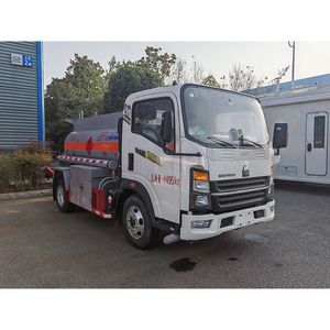 Camion-citerne HOWO 2200L robuste pour le transport de diesel et d'essence, avec émissions et direction personnalisées, camion-citerne à carburant, camion-citerne à huile - Product Image 3