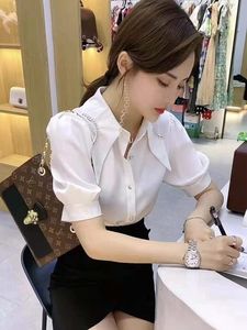 अनियमित गैंडे के साथ महिलाओं का रेट्रो ग्रीष्मकालीन ब्लाउज, सरल बटन सजावट के साथ एक आकार की मीठी शैली को चिकना करता है - Product Image 4