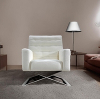 Fauteuil de détente moderne et élégant en cuir blanc avec structure en fer et base chromée