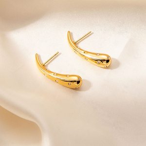 ต่างหูแบบติดหูทรงหยดน้ำโค้งเคลือบทอง 18K PVD ทำจากสแตนเลส 316L ประดับด้วยคริสตัลสำหรับผู้หญิง |   ปราศจากสารก่อภูมิแพ้และไม่ซีดจาง - Product Image 6