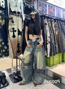 Jean vintage punk à jambe large pour femme, en denim délavé et vieilli, avec broderies et rivets, coupe ample - Product Image 4