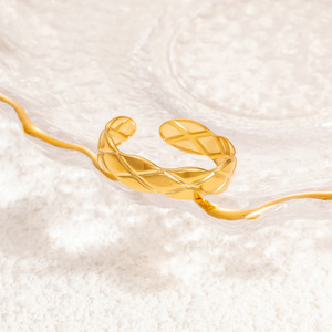 Anillo de Perlas con Lazo en Tono Dorado Estilo Europeo, Joyería de Moda para Mujer, Regalo, Diseño Geométrico, Anillos de Acero Inoxidable - Product Image 3