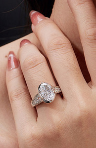Bague élégante en argent sterling 925 avec moissanite taille ovale et pierres latérales pavées, bijou de luxe pour demande en mariage, fiançailles et mariage pour femme - Product Image 3