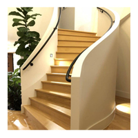 Escalier moderne à balustrade en verre courbé, structure en acier durable, marches en bois, écologique, couleurs personnalisables pour appartement intérieur