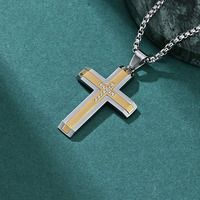 Vente en gros d'accessoires de bijoux de mode en acier inoxydable noir rose et or pour hommes collier pendentif croix bicolore en zircon créatif