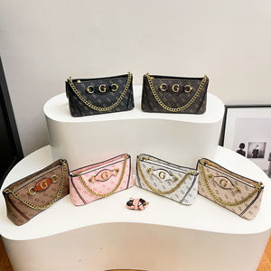 Nuevo Bolso Versátil Monogramado Guesses para Mujer, con Correa de Cadena, para Llevar al Hombro o Cruzado - Product Image 1