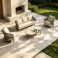 Ensemble de canapé modulaire DWOO en aluminium avec accoudoirs incurvés et table ronde assortie pour l'aménagement de salons extérieurs en resort
