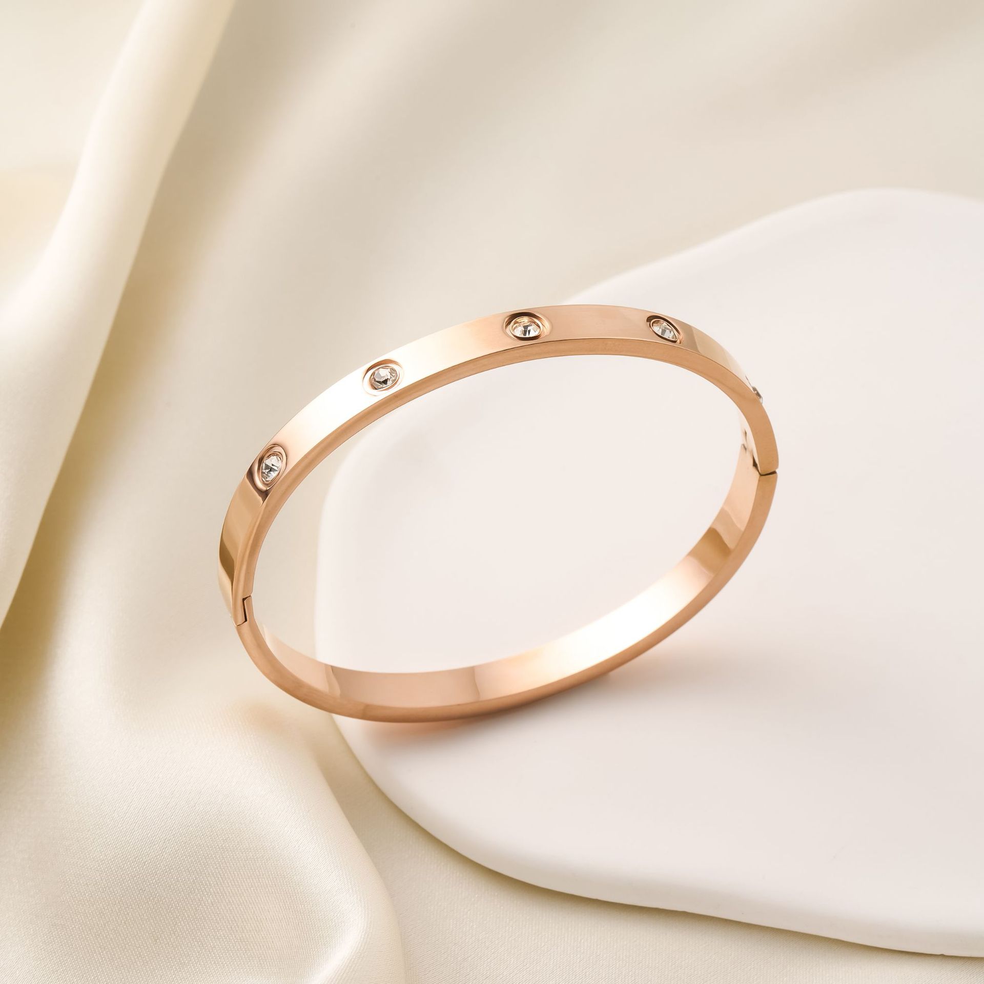 Bracelet en or rose et dix diamants