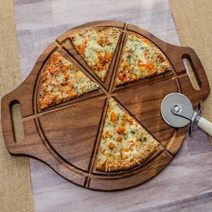 Tabla de pizza de madera de acacia de doble cara con asa para servir y cortar - Product Image 2