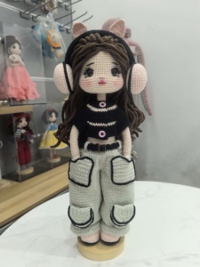 Muñeca Amigurumi de Ganchillo Hecha a Mano con Audífonos de Ganchillo - Product Image 1