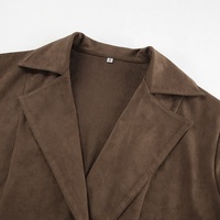 Manteau trench court chic en faux daim marron style vintage avec revers crantés et ceinture pour femme – Collection Automne Hiver