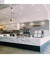 Tapis de comptoir de bar élégant et écologique en pierre et bois, à bords arrondis, blanc et élégant, pour usage commercial