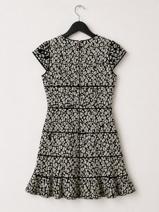 Robe élégante noire et blanche à imprimé floral, coupe ajustée et évasée, avec manches courtes, design à volants élégant, tissu de qualité supérieure, tenue chic pour les fêtes - Product Image 2