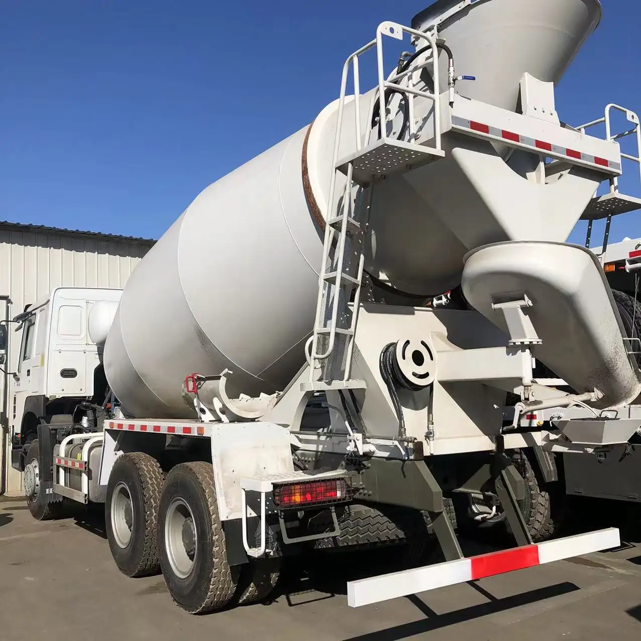 Low Price Howo Truck Mixer 8x4 6x4 16M3 10 Wheelers 12 Wheelers Concrete Truck Mixer Price