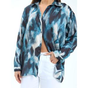 Chemisier asymétrique décontracté en mousseline de soie boutonnée pour femme Munich, motif tie-dye bleu, manches longues - Product Image 1
