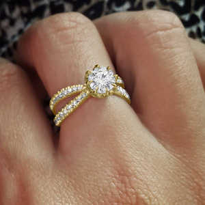 Anello di Proposta a Doppia Fila con Zirconi Traforati a Otto Punte per Donne, Gioiello da Dito Classico e Scintillante - Product Image 2