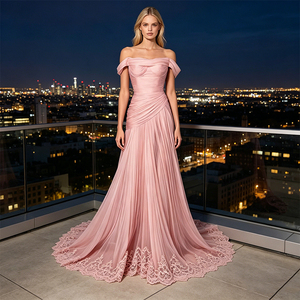 Elegante Vestido de Noche Formal Rosa Palo con Hombros Descubiertos, Falda de Tul Fruncida con Cola de Encaje, Largo hasta el Suelo, para Gala, Personalizable para Mujer - Product Image 1