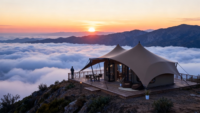Tente de safari de luxe pour 2 personnes, double, avec salle de bain, balcon, imperméable quatre saisons, lit queen-size, canapé, confort 5 étoiles MeiSu ZP017