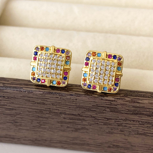 Pendientes Cuadrados Personalizados de Oro de 18K con Circonita Cúbica Arcoíris 3A para Mujer - Product Image 6