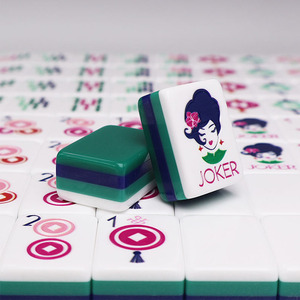Juego de Mahjong Portátil de 160 Piezas, Estilo Occidental, 4 Capas, Moderno, Color Verde, con Diseño de Joker, Acrílico, para 4 Jugadores - Product Image 1