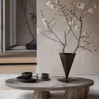 Vase à fleurs triangulaire en fer forgé style Wabi-Sabi, arrangement floral noir, simple, antique, art populaire, pour salon et salle de réunion