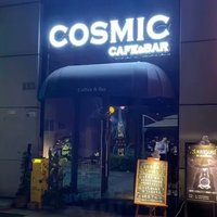 Enseigne LED en acrylique rétroéclairée haute luminosité avec police cursive élégante, design personnalisable pour boutiques et magasins haut de gamme