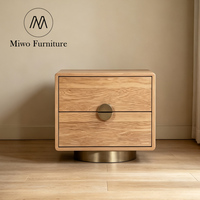 Table de chevet carrée moderne en bois de chêne naturel, large, style nordique, avec base dorée, pour hôtel et salon