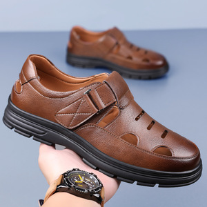 รองเท้าแตะหนังนุ่มสำหรับผู้ชายแบบมีรูระบายอากาศ ปิดด้วยเวลโคร รองเท้าส้นแบนระบายอากาศได้ดี สำหรับใส่ลำลองในฤดูร้อน สีน้ำตาลและสีดำ - Product Image 3