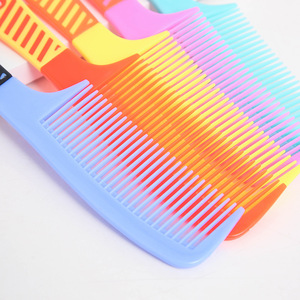 Peines de plástico de un dólar, alisadores de pelo, herramientas de belleza, peines de plástico de colores A9, 1 yuan. - Product Image 3